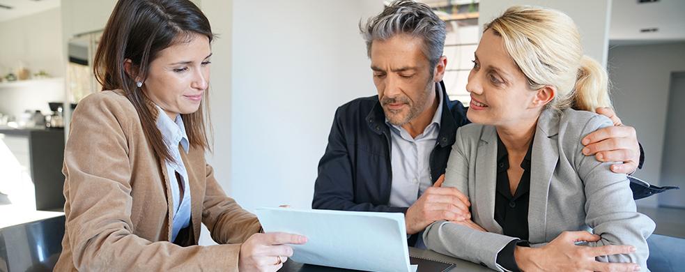 A Texas REALTOR® meets with a couple